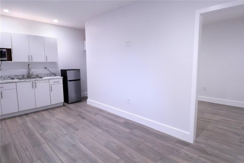 Immobilier commercial à louer à Miami, Floride: 1 chambre, 152.36 m2 № 1947100 - photo 4