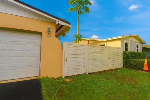 Immobilier commercial à louer à Miami, Floride: 1 chambre, 152.36 m2 № 1947100 - photo 2