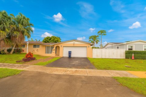 Immobilier commercial à louer à Miami, Floride: 1 chambre, 152.36 m2 № 1947100 - photo 1