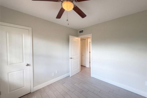 House in Clearwater, Florida 4 bedrooms, 114.64 sq.m. № 2391306 - photo 14
