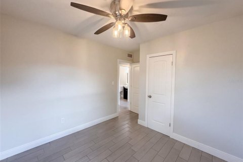 House in Clearwater, Florida 4 bedrooms, 114.64 sq.m. № 2391306 - photo 12