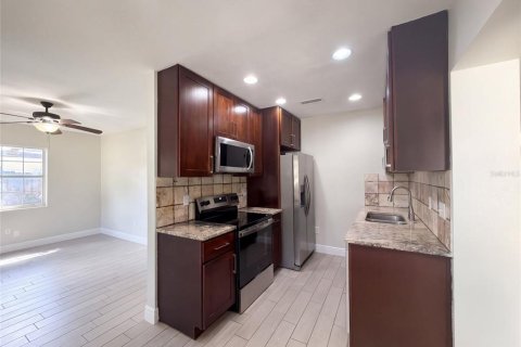 House in Clearwater, Florida 4 bedrooms, 114.64 sq.m. № 2391306 - photo 6