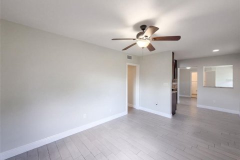 House in Clearwater, Florida 4 bedrooms, 114.64 sq.m. № 2391306 - photo 3