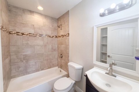 House in Clearwater, Florida 4 bedrooms, 114.64 sq.m. № 2391306 - photo 17