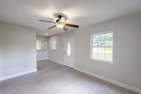 House in Clearwater, Florida 4 bedrooms, 114.64 sq.m. № 2391306 - photo 8