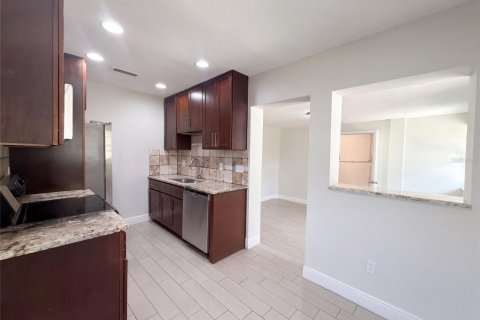 House in Clearwater, Florida 4 bedrooms, 114.64 sq.m. № 2391306 - photo 2