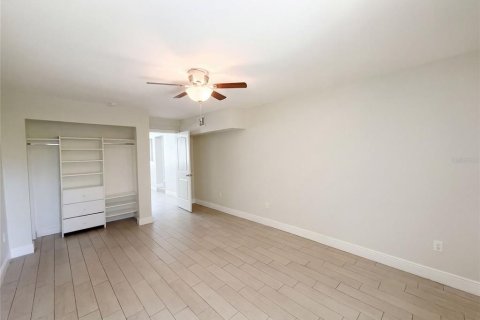House in Clearwater, Florida 4 bedrooms, 114.64 sq.m. № 2391306 - photo 16