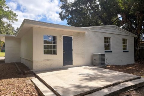 House in Clearwater, Florida 4 bedrooms, 114.64 sq.m. № 2391306 - photo 20