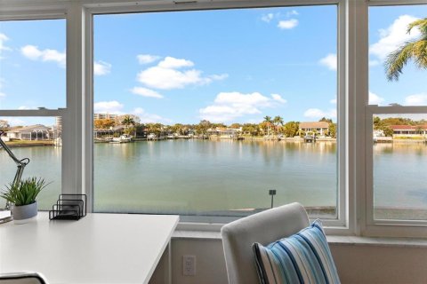 Condo in Gulfport, Florida, 2 bedrooms  № 2137650
