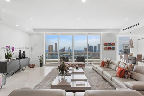 Condo in Aventura, Florida, 4 bedrooms  № 1790160 - photo 2