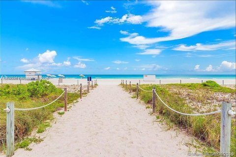 Copropriété à louer à Miami Beach, Floride: 2 chambres, 113.34 m2 № 2153680 - photo 14