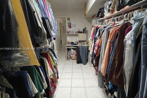 House in Hialeah, Florida 4 bedrooms, 160.91 sq.m. № 1965645 - photo 9