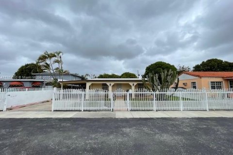 House in Hialeah, Florida 4 bedrooms, 160.91 sq.m. № 1965645 - photo 1