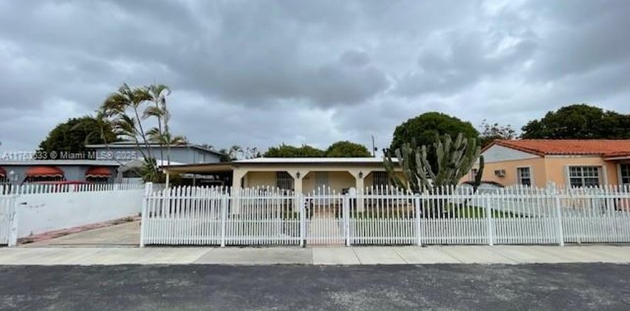 House in Hialeah, Florida 4 bedrooms, 160.91 sq.m. № 1965645