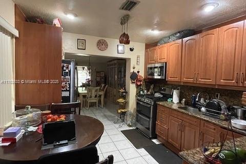 House in Hialeah, Florida 4 bedrooms, 160.91 sq.m. № 1965645 - photo 5