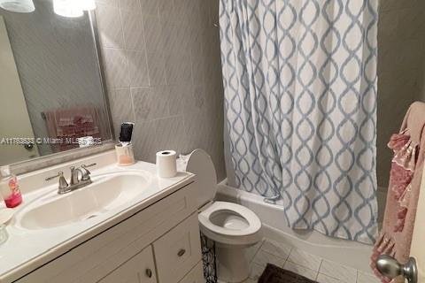 House in Hialeah, Florida 4 bedrooms, 160.91 sq.m. № 1965645 - photo 8