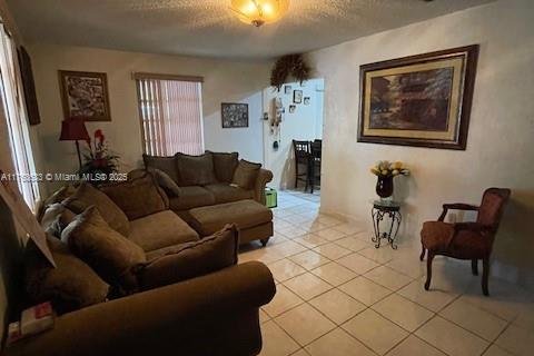 House in Hialeah, Florida 4 bedrooms, 160.91 sq.m. № 1965645 - photo 3