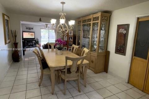 House in Hialeah, Florida 4 bedrooms, 160.91 sq.m. № 1965645 - photo 6