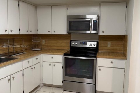 Condominio en alquiler en Coral Gables, Florida, 2 dormitorios, 137.68 m2 № 1896204 - foto 8