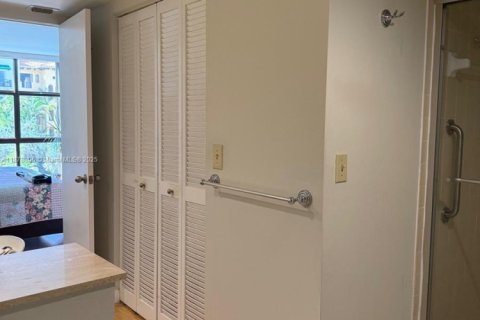 Condominio en alquiler en Coral Gables, Florida, 2 dormitorios, 137.68 m2 № 1896204 - foto 12