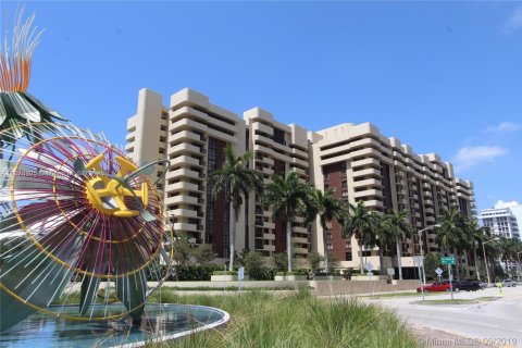 Condominio en alquiler en Coral Gables, Florida, 2 dormitorios, 137.68 m2 № 1896204 - foto 1