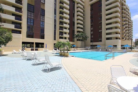 Condominio en alquiler en Coral Gables, Florida, 2 dormitorios, 137.68 m2 № 1896204 - foto 3