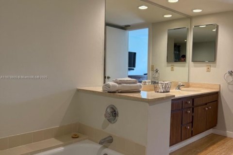 Condominio en alquiler en Coral Gables, Florida, 2 dormitorios, 137.68 m2 № 1896204 - foto 10