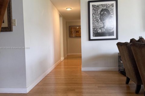 Condominio en alquiler en Coral Gables, Florida, 2 dormitorios, 137.68 m2 № 1896204 - foto 4