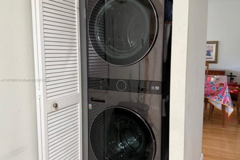 Condominio en alquiler en Coral Gables, Florida, 2 dormitorios, 137.68 m2 № 1896204 - foto 16