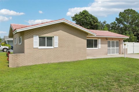 House in Saint Petersburg, Florida 3 bedrooms, 109.9 sq.m. № 1849803 - photo 13