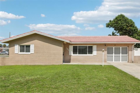 House in Saint Petersburg, Florida 3 bedrooms, 109.9 sq.m. № 1849803 - photo 1