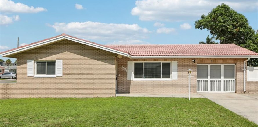 House in Saint Petersburg, Florida 3 bedrooms, 109.9 sq.m. № 1849803