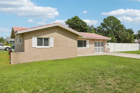 House in Saint Petersburg, Florida 3 bedrooms, 109.9 sq.m. № 1849803 - photo 15