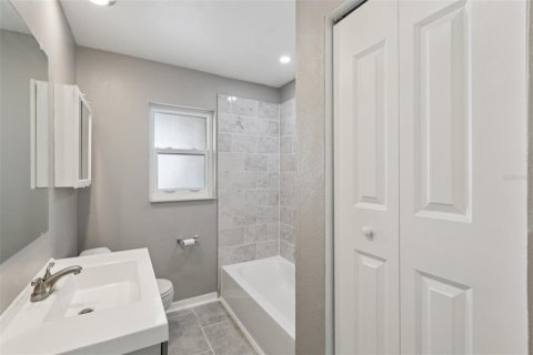House in Saint Petersburg, Florida 3 bedrooms, 109.9 sq.m. № 1849803 - photo 8