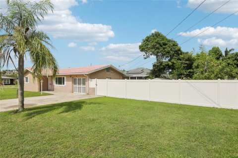 House in Saint Petersburg, Florida 3 bedrooms, 109.9 sq.m. № 1849803 - photo 16