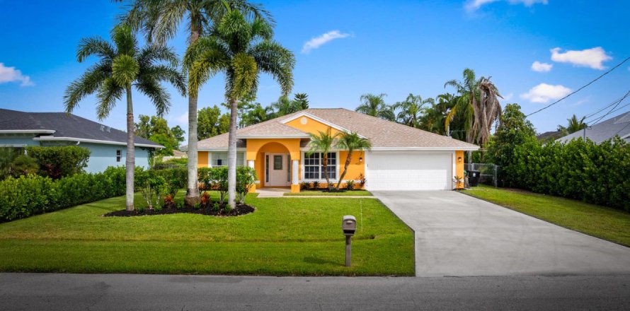 House in Port St. Lucie, Florida 3 bedrooms, 142.23 sq.m. № 2193655