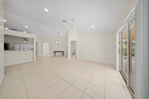 House in Port St. Lucie, Florida 3 bedrooms, 142.23 sq.m. № 2193655 - photo 11