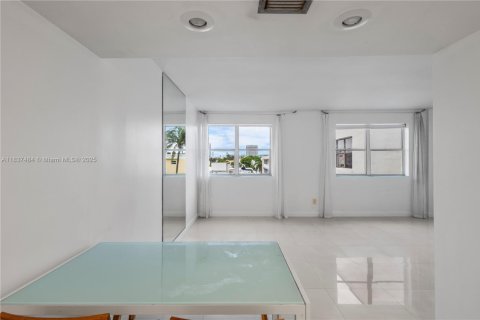 Condo in Miami Beach, Florida, 1 bedroom  № 1978909 - photo 10