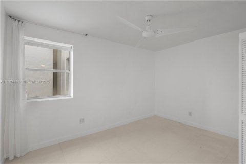Condo in Miami Beach, Florida, 1 bedroom  № 1978909 - photo 14
