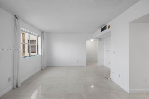 Condo in Miami Beach, Florida, 1 bedroom  № 1978909 - photo 8