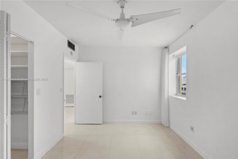 Condo in Miami Beach, Florida, 1 bedroom  № 1978909 - photo 16