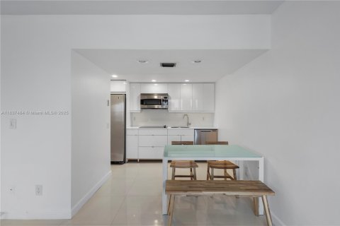 Condo in Miami Beach, Florida, 1 bedroom  № 1978909 - photo 9
