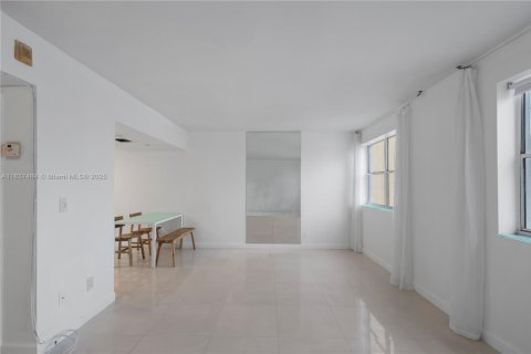 Condo in Miami Beach, Florida, 1 bedroom  № 1978909 - photo 7