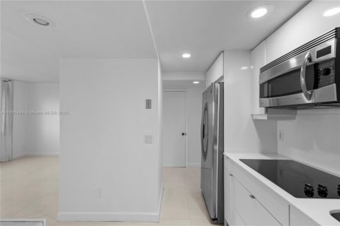 Condo in Miami Beach, Florida, 1 bedroom  № 1978909 - photo 13