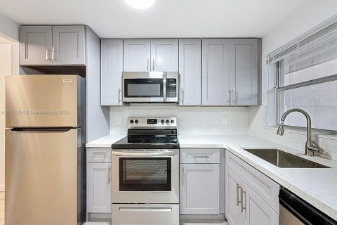Купить кондоминиум в Санрайз, Флорида 2 спальни, 78.97м2, № 1868358 - фото 3