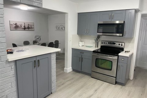 House in Dania Beach, Florida 3 bedrooms, 133.59 sq.m. № 2060289 - photo 3