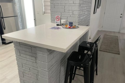 House in Dania Beach, Florida 3 bedrooms, 133.59 sq.m. № 2060289 - photo 12