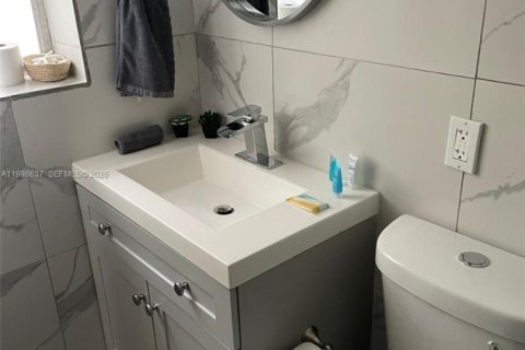 House in Dania Beach, Florida 3 bedrooms, 133.59 sq.m. № 2060289 - photo 17