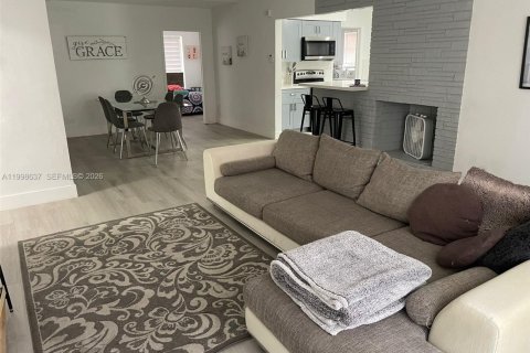 House in Dania Beach, Florida 3 bedrooms, 133.59 sq.m. № 2060289 - photo 8