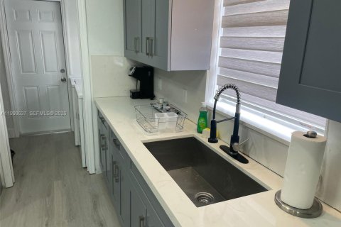 House in Dania Beach, Florida 3 bedrooms, 133.59 sq.m. № 2060289 - photo 4